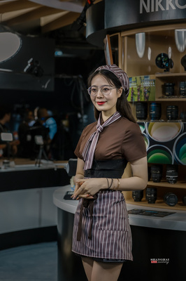 镜头下的优雅瞬间 美女服务生摄影与图文制作