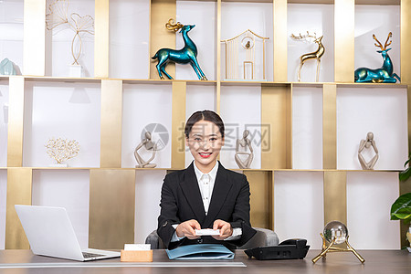 前台服务人员递名片 专业摄影服务的初次接触